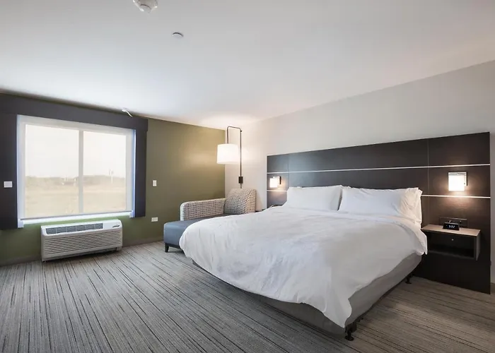 Express & Chicago - By Ihg